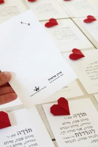 סיכת דש לב אוריגמי, מתנות סוף שנה למורות, מתנות ממותגות, סיכות לבגד, סיכות מעוצבות לאירועים, מתנות לכנסים, עיצוב לאירועים, לב אוריגמי, ברכת תודה. מורן אלחלל אוריגמי בד.