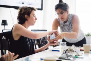 תמונה מתוך סדנת אוריגמי עם מורן אלחלל, סדנאות אוריגמי לנשים, דברים וצוותים לגיבוש וזמן איכות משותף. פעילות חווייתית של שקט וקיפול.