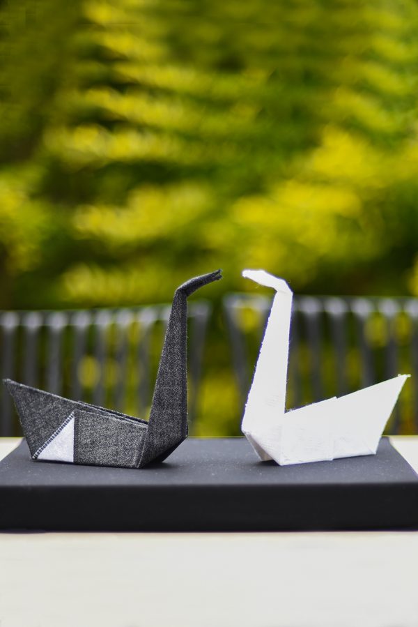זוג עגורי אוריגמי עשויים בדי כותנה בשחור ולבן, מתנת חתונה, עיצוב מרכז שולחן. מורן אלחלל - אוריגמי בד.
