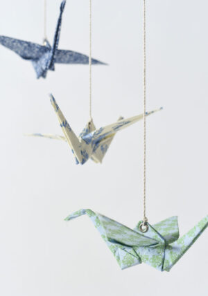 מובייל 3 עגורי אוריגמי בד בגווני כחול וטורקיז, מובייל עגורים לעיצבו הבית ולעיצוב חדרי ילדים, מתנה למורה, מתנה לגננת, מתנה לחג, עיצוב הבית והום סטיילינג, מורן אלחלל אוריגמי בד