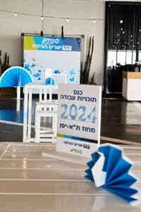 פרוייקט עיצוב אירוע שירותי בריאות כללית, טווס אוריגמי, מרכזי שולחן, כחול לבן, עיצוב בהתאמה אישית, עיצוב לכנסים, מתנות לאורחים באירועים, קיר צילום, מורן אלחלל אוריגמי