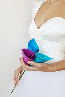 פרח אוריגמי גדול עשוי 3 קנים בשלושה צבעים שונים, פרחי אוריגמי גדולים, עיצוב לחתונה, זר לכלה , עיצובים בנייר , עיצוב לאירועים, מורן אלחלל