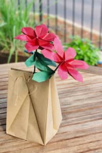 סדנת אוריגמי פרחים בקופסא, סדנת פרחי אוריגמי, סדנאות גיבוש, סדנאות יצירה, סדנאות לחברות, סדנאות גיבוש, פעילות גיבוש חווייתית, קיפולי נייר, חרציות, קופסת אוריגמי, קופסאות נייר, פרחי נייר, מורן אלחלל סדנאות אוריגמי