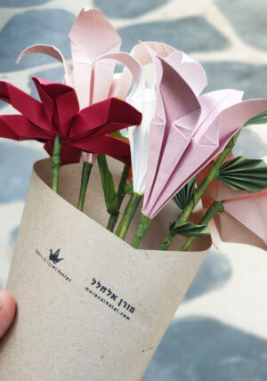 פרחי אוריגמי מעוצבים בהתאמה אישית, בקבוק זכוכית מעוצב, פרחים לשבת, מתנה למארחת, מתנה לחג, מתנה למורה, מתנות סוף שנה, מתנת יום הולדת מעוצבת, מתנה מיוחדת בעבודת יד, פרחי אוריגמי מעוצבים, פרחים לאירועים, אירועי קונספט מעוצבים, מורן אלחלל אוריגמי בד