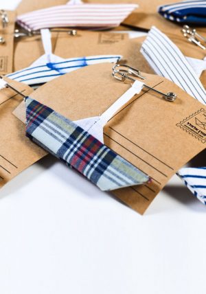 גלוייה מעוצבת, סיכת ביטחון מעוצבת, גלויית ברכה, מתנת לידה, אקססוריז לעגלה, אקססוריס לתיק ההחתלה, ברכה מקורית, סירת אוריגמי בד, משבצות סקוטי, מורן אלחלל אוריגמי בד