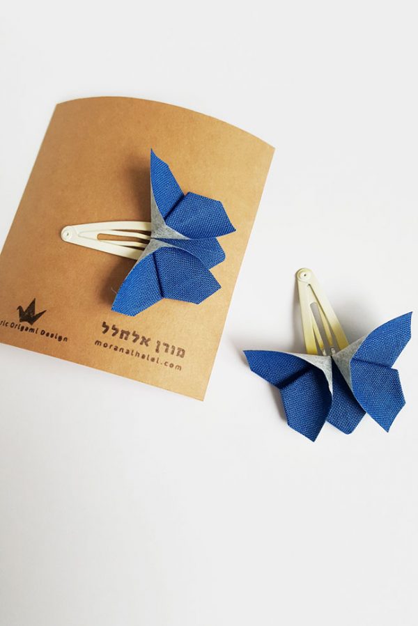 זוג סיכות מעוצבות לשיער ולילדות בצורת פרפר אוריגמי בד כחול משולב על סיכת תיק תק בדוגמאת דגרדה. מורן אלחלל אוריגמי בד.