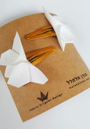 זוג סיכות מעוצבות לשיער ולילדות בצורת פרפר אוריגמי בד לבן משולב על סיכת תיק תק בדוגמאת דגרדה. מורן אלחלל אוריגמי בד.