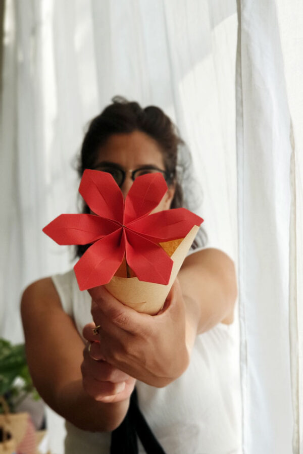 פרח אוריגמי אדום, חרצית אדומה, פרחים בעבודת יד, פרחים מעוצבים לאירועים, עיצוב אירועי קונספט, מתנות מעוצבות לאירועים, מתנות סוף שנה, מתנה למורה, מתנה למארחת, מתנה לחג, מורן אלחלל אוריגמי בד
