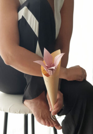 פרח לילי, פרח אוריגמי, התאמה אישית, פרח מתנה, תוספת לגיפט קארד, מתנות לאורחים באירועים, מתנות לעובדים בחג, מתנות ממותגות, פרח ורוד , מורן אלחלל אוריגמי