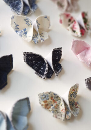 פרפרי אוריגמי בד מעוצבים בבדי כותנה לבחירה, מוצרי תינוקות, אביזרים לתינוק, מתנת לידה, מתנה לתינוק, פרפר אוריגמי בד, בדי כותנה פרחוניים, עבודת יד, אביזרים מעוצבים לתינוק, מורן אלחלל אוריגמי בד