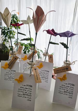 מארז פרח וסיכת דש, פרח אוריגמי ועלה בבקבוק זכוכית משולב עם גלויית תודה וסיכת דש צבעונית, מתנת תודה, מתנת סוף שנה, מארז לגננת, מתנה למורה, מתנות לצוותים, מתנות לעובדים, מתנה לחג, מתנות לראש השנה, מורן אלחלל אוריגמי