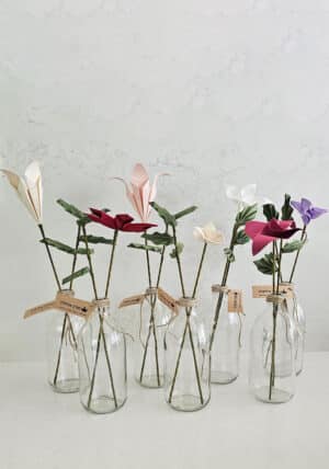 פרח ועלה אוריגמי בבקבוק זכוכית דקורטיבי, מתנות מרגשות, מתנות לאורחים באירועים, מתנות בשפת האוריגמי, פרחים לאירועים, פרחים לנצח, פרחים בעבודת יד, מתנות לחתונה, מתנות בת מצווה, מורן אלחלל פרחי אוריגמי