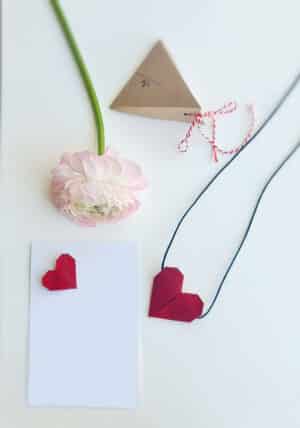 מארז מתנה לאשה, שרשרת לב וסיכת דש אוריגמי, מתנה מקורית וייחודית ליום האהבה, מתנה ליום האם, סט לב אדום, אקססוריז מעוצבים בשפת האוריגמי, מתנות ליום האהבה, וולנטיין דיי, יום האשה וטו באב. מורן אלחלל אוריגמי בד