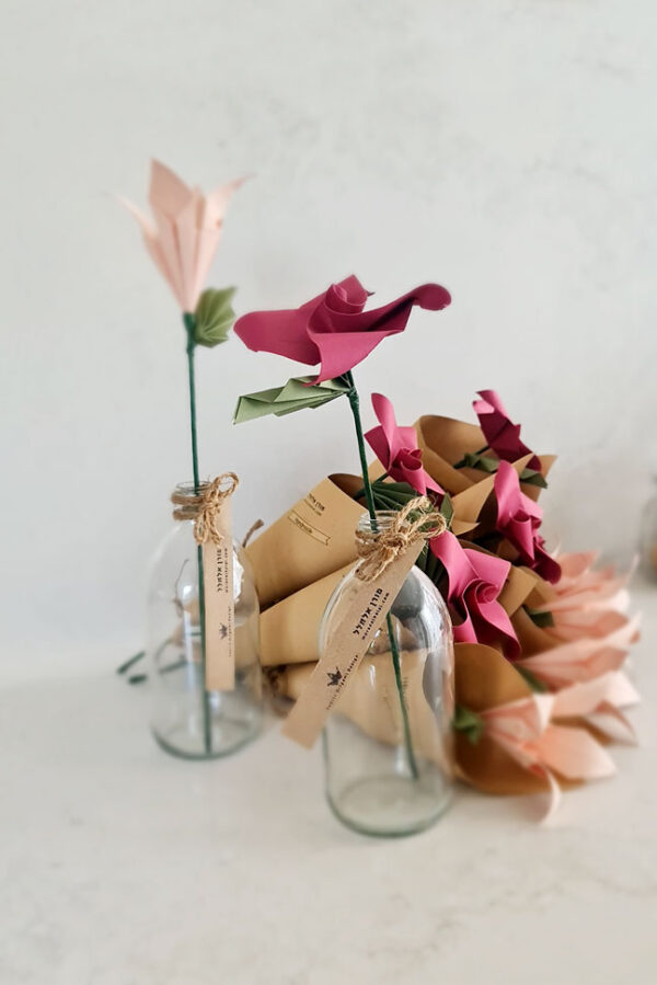 פרח אוריגמי ועלה בבקבוק זכוכית, מתנה אישית, מתנה מעוצבת, מתנות בעבודת יד, פרחים בעבודת יד, פרחים מנייר, פרחים מלאכותיים, פרח בבקבוק, פרחים ליום הולדת, זר פרחים, פרחים בהתאמה אישית, מורן אלחלל אוריגמי
