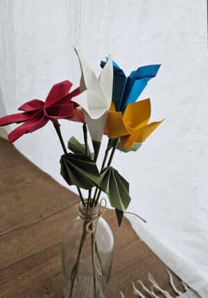 זר פרחי אוריגמי, זר פרחים טרופי, פרחי אוריגמי בעבודת יד בגווני כחול, אדום, לבן וכתום, זר פרחים משובב נפש, משמח ויפהפה. זר פרחים לשישי, זר פרחים לחג, זר פרחים לסופ"ש. מורן אלחלל פרחי אוריגמי בהתאמה אישית.