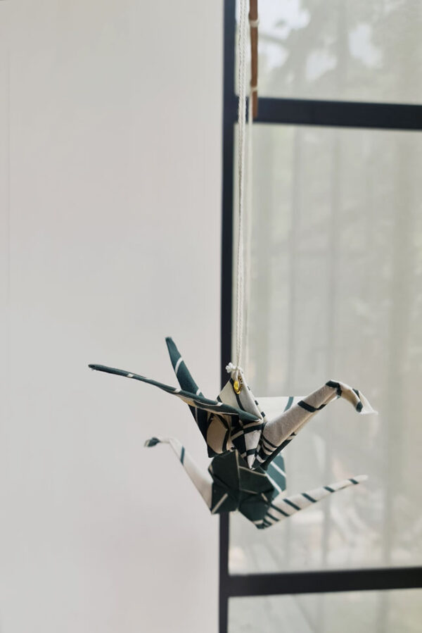 מובייל זוג עגורי אוריגמי בד וינטאג' ירוק ושמנת, מובייל ייחודי בעבודת יד ובמהדורה מוגבלת, מתנה מקורית ומיוחדת לאירוסין, מתנת חתונה ולעיצוב הבית. שילוב בין במבוק טבעי לבד כותנה מיוחד במינו. מורן אלחלל אוריגמי בד