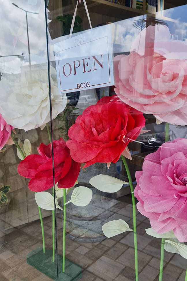 עיצוב חלון ראווה boox gift חנות מתנות דאליית אל כרמל, עיצוב חלון בפרחי קרפ ענקיים, פרחים צבעוניים ומרהיבים בעבודת יד שבהתאמה אישית. מורן אלחלל