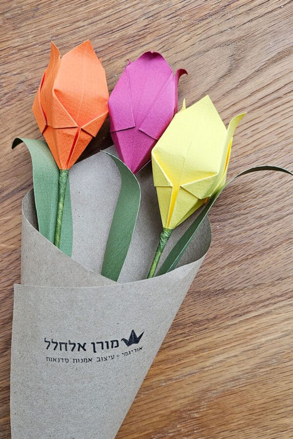 זר טוליפים יפהפה בנייר קראפט, זר 3 ענפי טוליפ עם עלים ירוקים, פרחי אוריגמי בעבודת יד. זר פרחים משמח, זר פרחים צבעוני, זר כלה, פרחים לנצח, פרחים יפים לשבת, מורן אלחלל