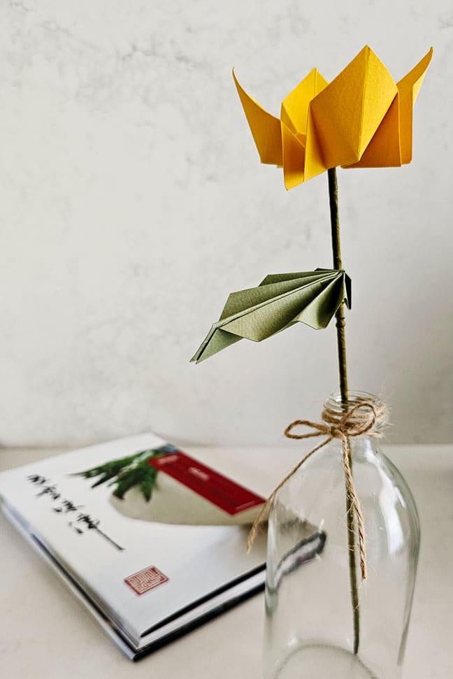פרח-אוריגמי---חרדל--צהוב-חרדל---2---מורן-אלחלל-אוריגמי חרדל - פרח אוריגמי אישי בבקבוק זכוכית מעוצב, מתנה אישית, מתנות לאורחים באירועים, מתנות סוף שנה למורים ולגננות , סידורי שולחנות באירוע. מורן אלחלל, פרחי אוריגמי בעבודת יד בהתאמה אישית,