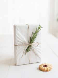 סדנת אוריגמי אריזות בסטייל מנייר אפייה, אריזת ספר בשימוש טכניקת מניפה, אריזות מעצבות מחומרים זמינים, סדנת זום לצוותים, סדנא לנשים, סדנא ליום האשה, פעילות גיבוש. מורן אלחלל סדנאות אוריגמי