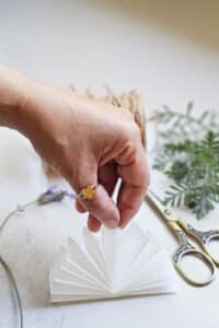 יד מקפלת מניפת נייר, סדנת אריזות בסטייל מנייר אפיה, סדנאות זום לעובדים, סדנא חגיגית לפסח, סדנאות לחגים, סדנאות לנשים, מורן אלחלל סדנאות אוריגמי , origami styling packging workshop by moran alhalel