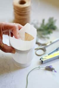 תהליכי עבודה - אריזת צנצנת בעזרת נייר אפייה בשיטת האוריגמי, מקסימום סטייל מינימום חומרים. סדנת אריזות בזום או פרונטלית לעיצוב אריזות חגיגיות ומיוחדות, עיצוב שולחן, ומתנות לכבוד חג הפסח, ראש השנה וחגי ישראל. work in progress baking paper packaging by moran alhalel