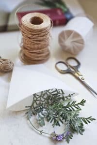 אריזות יפות מנייר אפייה, סדנא ייחודית לנשים יוצרות, סדנת יצירה יש מאין, נייר אפיה צמחי תבלין וחוט פשתן. אריזות מתנה בשיטת האוריגמי עם מורן אלחלל. moran alhalel gifting packaging