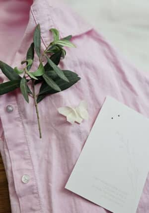 סיכת פרפר אוריגמי לבנה ענודה על בגד כפריט אופנתי משלים, סיכת זיכרון, סיכה בעבודת יד, גלויה מעוצבת, גלויה למזכרת, מורן אלחלל